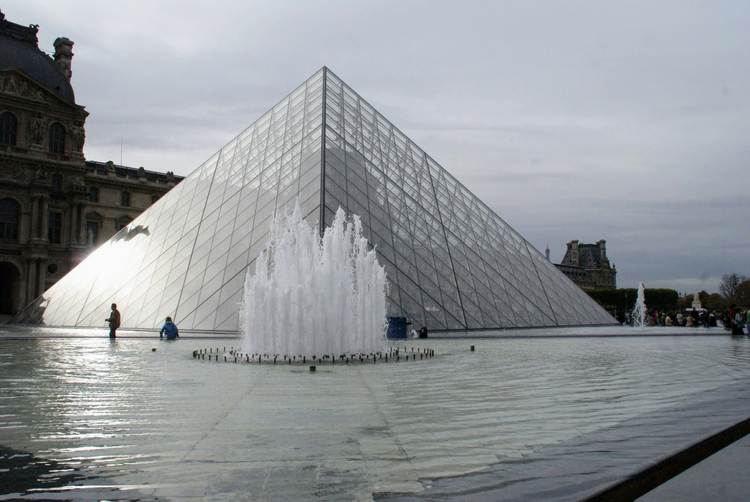 Louvre üvegpiramis